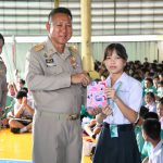 ชลบุรี  นโยบายสุดเจ๋งผู้ว่าฯ มาหาน้อง ล้อมวงพูดคุย ครู-นักเรียน ต้องอ่านออก เขียนได้ พร้อมปลูกฝังความรู้ในเรื่องประวัติศาสตร์ชาติไทยและความรักในชาติ