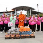นครปฐม “หลวงพี่น้ำฝน” เคลื่อนทัพบุญวัดไผ่ล้อม พระอารามหลวง  ลงพื้นที่มอบปัจจัย เครื่องยังชีพ 15 หมู่บ้าน 55 บ้าน กลุ่มเปราะบาง