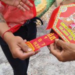 “ศรีสะเกษ” ชาวบ้านแห่ส่องเลขหางประทัดเบิกฤกษ์เปิดถ้ำขุมทรัพย์นาคเศรษฐี ลุ้นรับโชคเป็นเศรษฐีใหม่ป้ายแดง