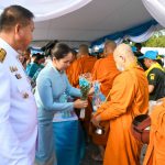 จังหวัดชลบุรี จัดพิธีเจริญพระพุทธมนต์และทำบุญตักบาตรถวายพระราชกุศล