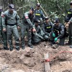 “ศรีสะเกษ”  ยังไม่หมด ! เร่งเก็บกู้ทำลายวัตถุระเบิดเขมรตกค้าง บางจุดล่อแหลมห่างชายแดนเพียง 200 เมตร หวั่นกัมพูชาเข้าใจผิดเสียงบึ้ม