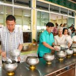 ผู้ว่าฯ ชลบุรี พาพุทธศาสนิกชนทำบุญตักบาตรวันพระ – ส่งเสริมศรัทธาคู่สิ่งแวดล้อม  ณ ศาลาการเปรียญวัดบึงบวรสถิตย์ (บึงล่าง)