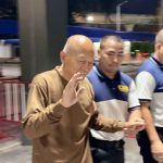 ตำรวจคุมตัวอดีตพระอลงกต และหมอบี เข้าห้องคุมขัง หลังสอบปากคำนานกว่า 24 ชั่วโมง พร้อมคัดค้านการประกันตัว