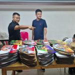 เพชรบุรี ตำรวจ สภ.ชะอำ สนธิกำลังหลายหน่วยบุกทลายโรงงานผลิตสติ๊กเกอร์ตกแต่งรถ 10 ล้อปลอม  มูลค่าความเสียหายกว่า 10 ล้านบาท